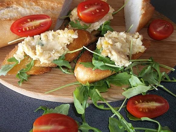 Pasta z ciecierzycy z czosnkiem