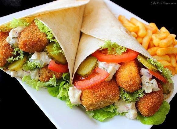 Tortilla z chrupiącą rybą i sosem tatarskim