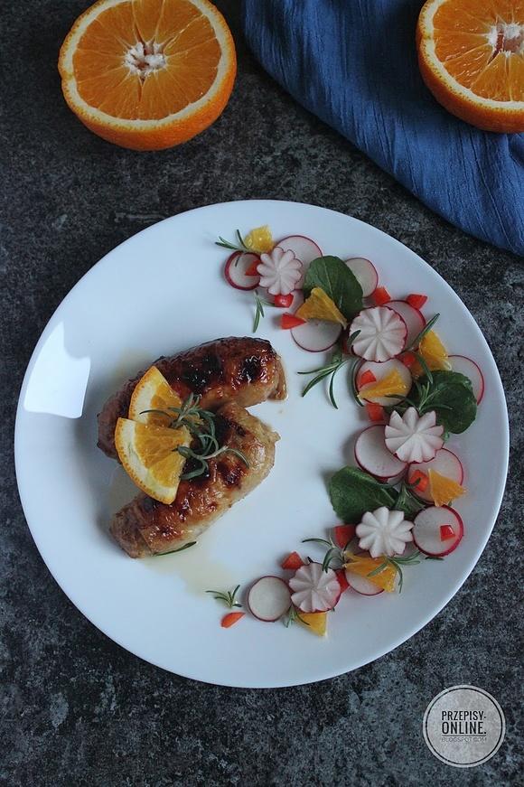 Aromatyczne mięso z ćwiartek kurczaka pieczone w drobiowych skórkach