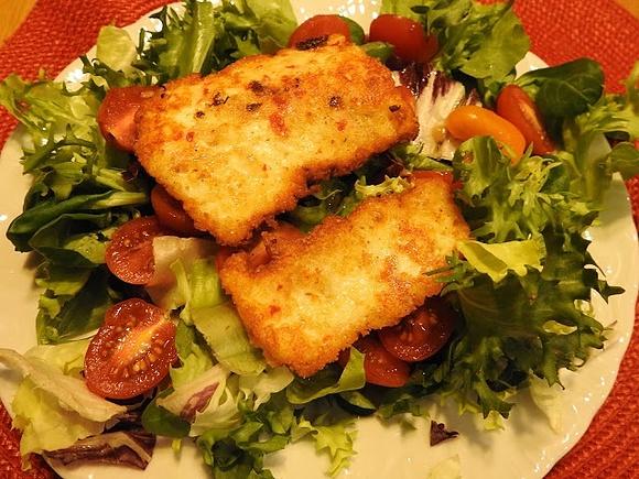 Smażony ser halloumi na sałacie