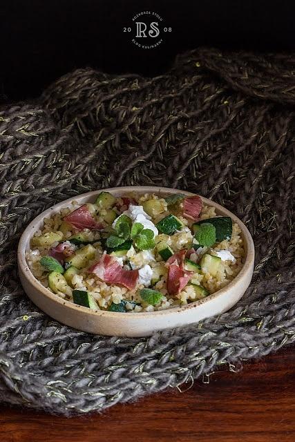 Kasza bulgur z cukinią i kozim serem