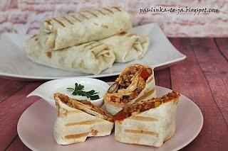 Meksykańskie burrito z papryką fasolką i kukurydzą