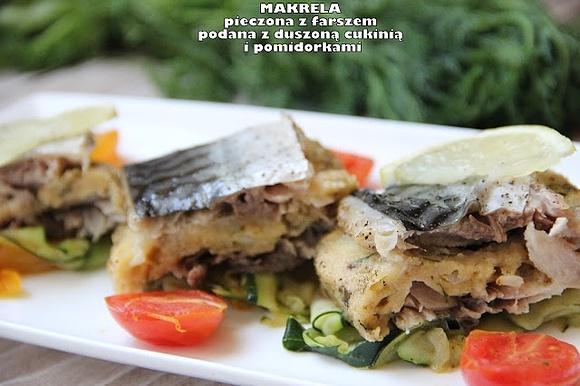 Makrela pieczona z farszem z cukinii i pomidorków