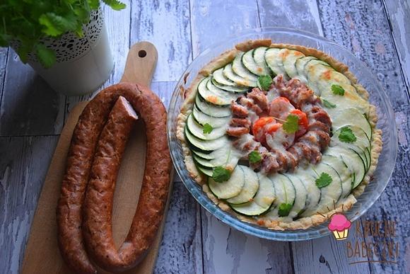 Tarta z kiełbasą warzywami i mozzarellą