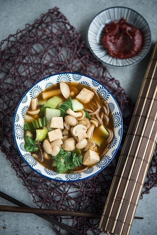 Pikantna zupa gochujang z grzybami i makaronem soba