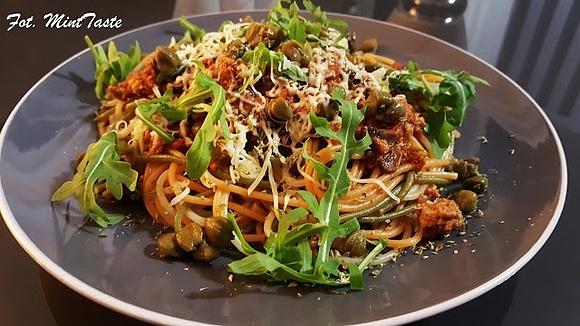 Spaghetti bolognese z kaparami i suszonymi pomidorami