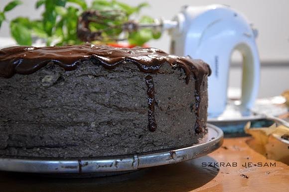 Czekoladowy tort z fasoli bez cukru i mąki