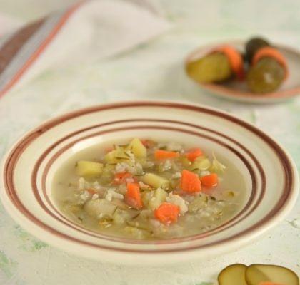 Tradycyjna zupa ogórkowa na domowym bulionie
