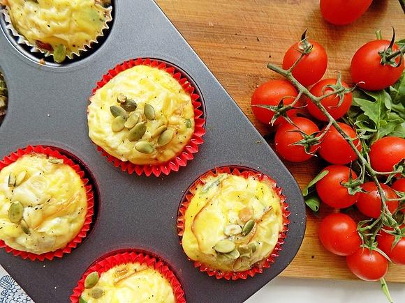 Muffiny śniadaniowe z szynką, serem wędzonym i pestkami dyni