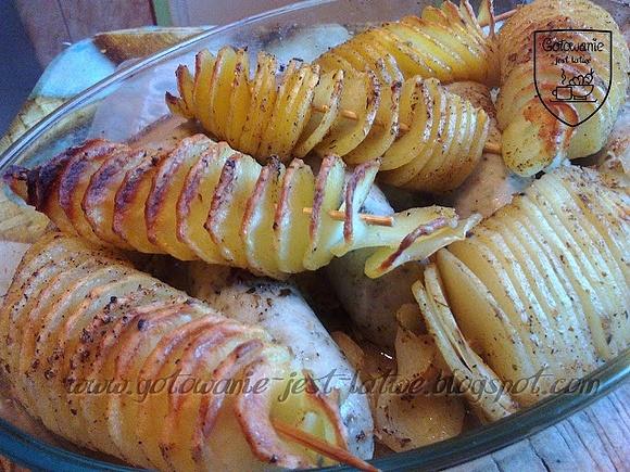Biała kiełbasa z pieca i ziemniaki pieczone z czosnkiem