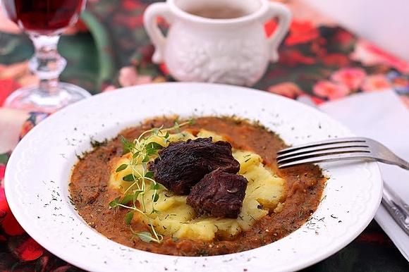Policzki wołowe w pomarańczach i winie z puree ziemniaczanym