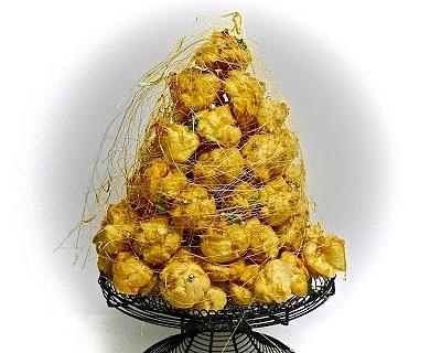 Croquembouche - francuski tort weselny z mini ptysiów z kremem