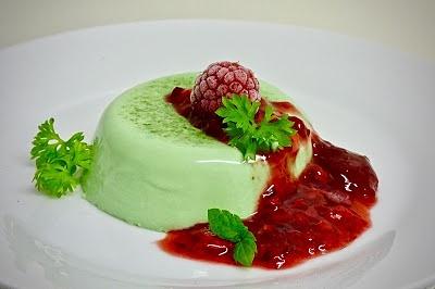 Panna cotta pietruszkowo-ogórkowa z sosem malinowym i miętą
