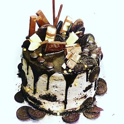Tort oreo z czekoladą i chrupiącą praliną orzechową