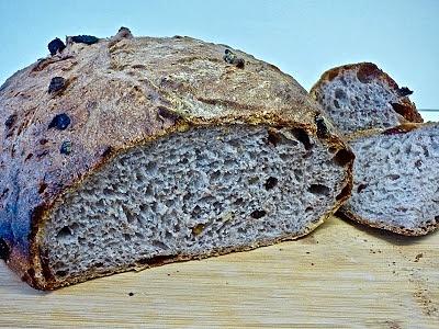 Chleb z orzechami włoskimi i żurawiną