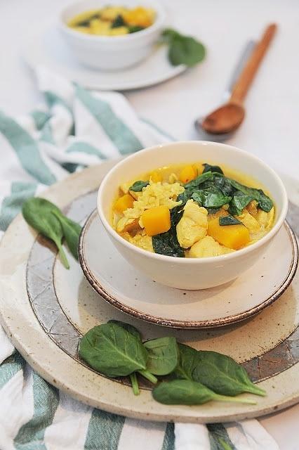 Orientalna zupa z dynią curry i szpinakiem