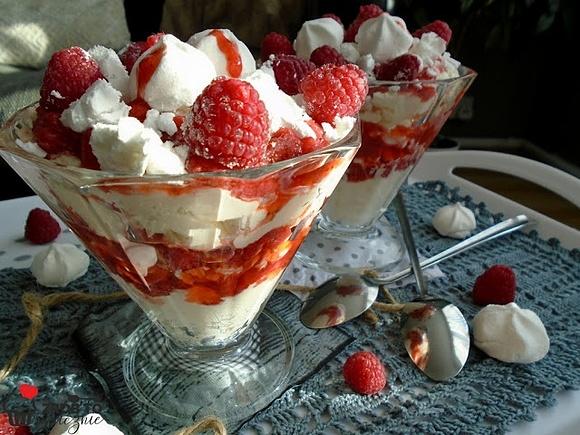 Deser z mascarpone, bezami i malinami