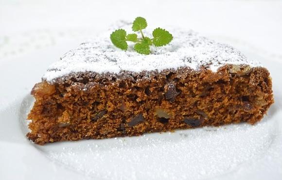 Piernik z jabłkami i bakaliami – aromatyczne ciasto bez jajek