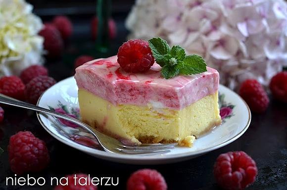 Sernik malinowy z polewą z białej czekolady