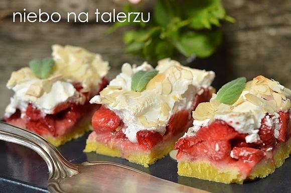 Łatwe ciasto z truskawkami i bezową pianką
