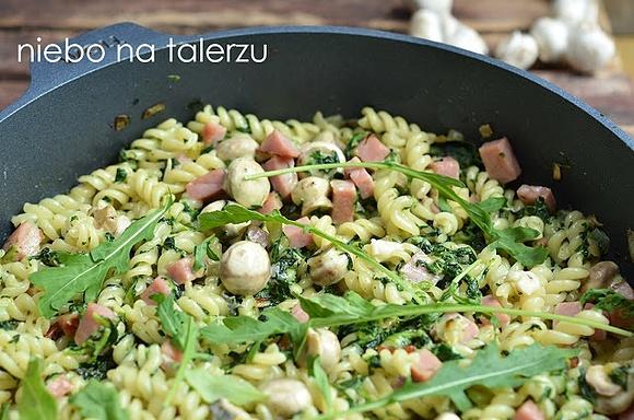 Makaron z szynką i pieczarkami w sosie szpinakowo-serowym