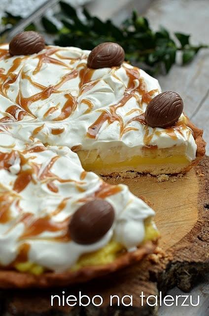 Mazurek z kremem waniliowym bananami i sosem karmelowym