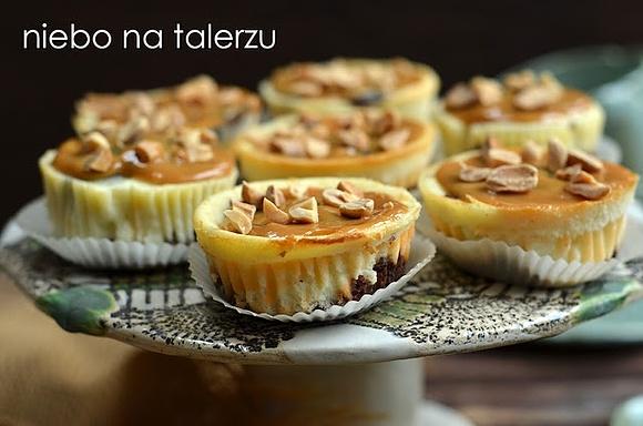 Serniczki z polewą krówkową w foremkach od muffinek
