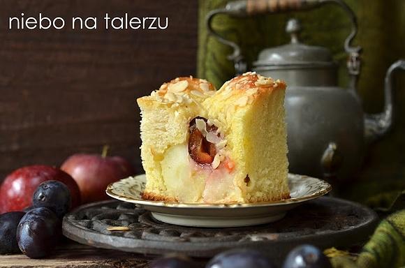 Drożdżowe ciasto z jabłkami i śliwkami