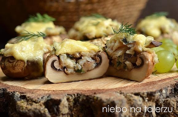 Pieczarki faszerowane na grillu lub piekarnik z rybą