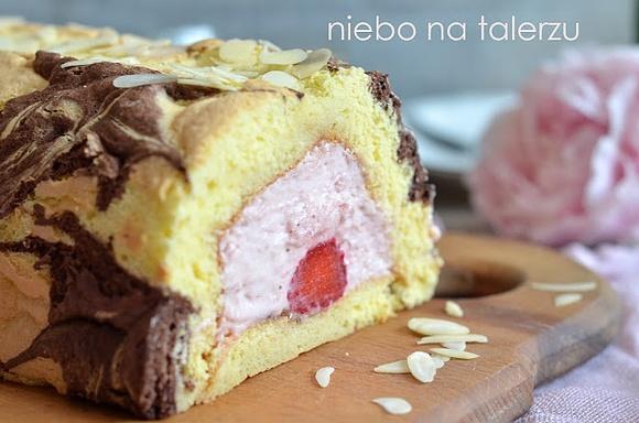 Ciasto z kremem i truskawkami – proste i efektowne na każdą okazję