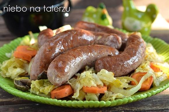 Biała kiełbasa pieczona na warzywach na Wielkanoc