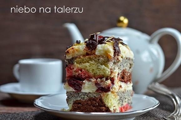 Biszkopt z kremem i makiem, kokosami oraz różowym kolorem