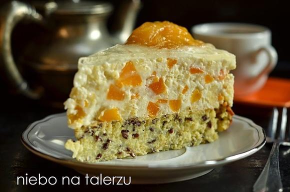 Ciasto jaglane z kremem i brzoskwiniami, tort jaglany węgierski