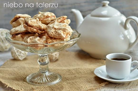 Orzechowe ciasteczka bezowe z kremem śliwkowym