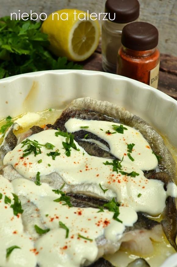 Ryba pieczona w porach i śmietanie