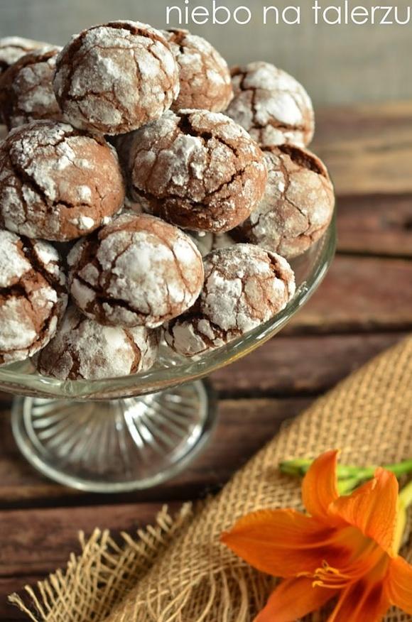 Popękane ciasteczka z czekoladą i bakaliami