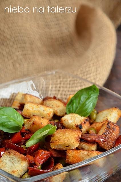 Sałatka na ciepło z bekonem lub chorizo
