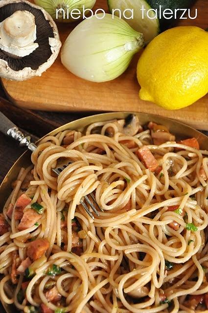 Spaghetti z boczkiem i pieczarkami