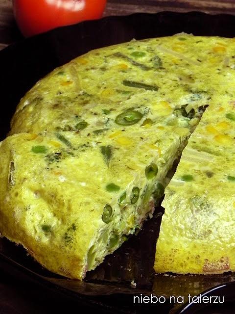 Frittata z zielonymi warzywami i salami