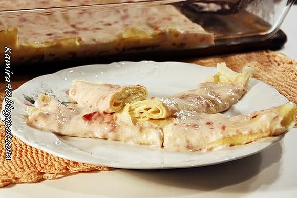 Zapiekane naleśniki z twarogiem i polewą śmietanowo-truskawkową