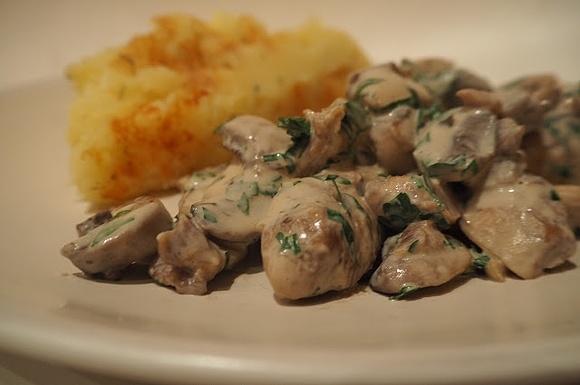 Idealny sos pieczarkowy z kurczakiem i pietruszką