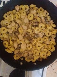 Tortellini z grzybami w sosie śmietankowo-pieczarkowym