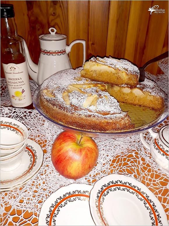 Korzenno miodowe ciasto z jabłkami