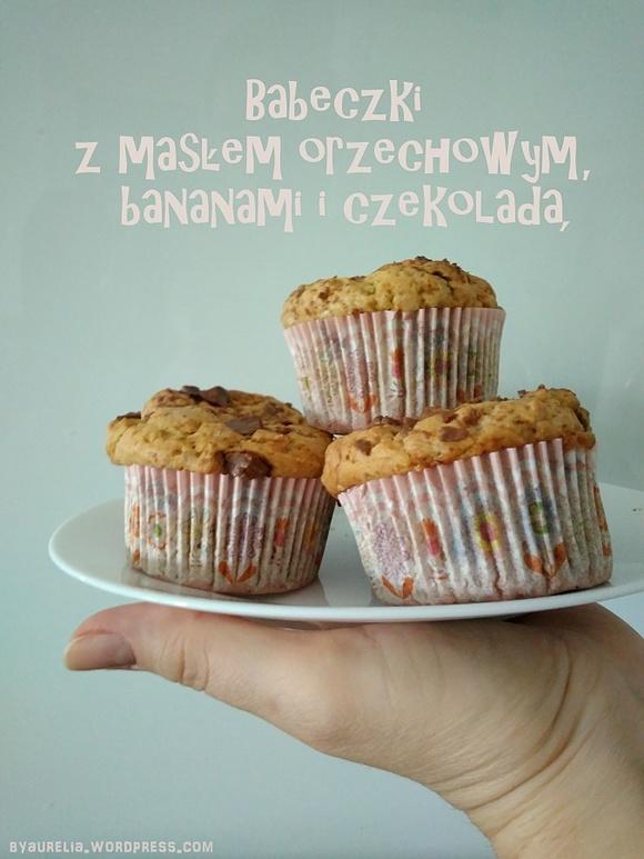 Babeczki z masłem orzechowym, bananem i czekoladą