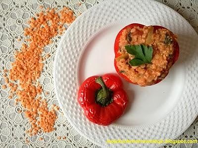 Papryka faszerowana soczewicą i kaszą jaglaną