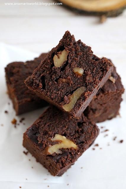 Brownie z solonym karmelem - przepis na czekoladowe ciasto na weekend