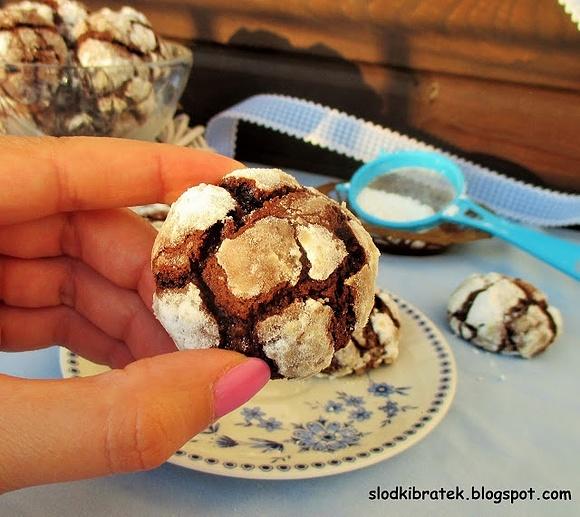 Czekoladowe crinkles – łatwe w przygotowaniu ciasteczka z czekoladą