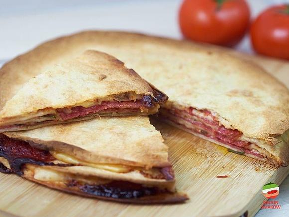 Quesadilla z serem i salami