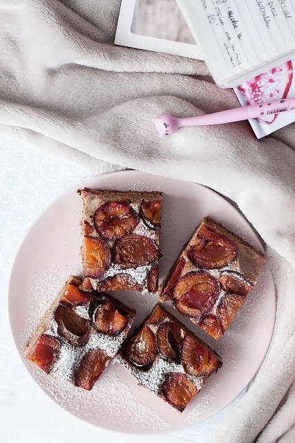 Razowe orkiszowe ciasto ze śliwkami i karobem bez cukru
