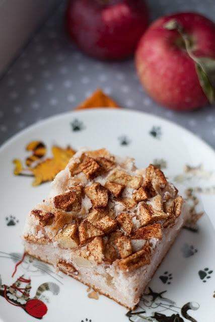 Piankowe ciasto na białkach z jabłkami i budyniem bez cukru i glutenu